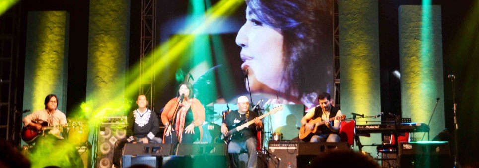 dewindra on stage